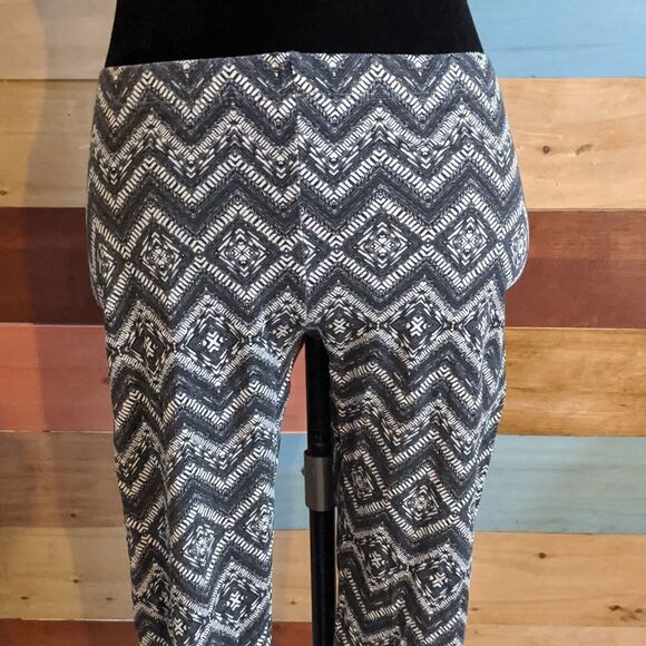 💜5/$25 medium Mossimo supply Co black and white patterned leggings - Picture 2 of 3